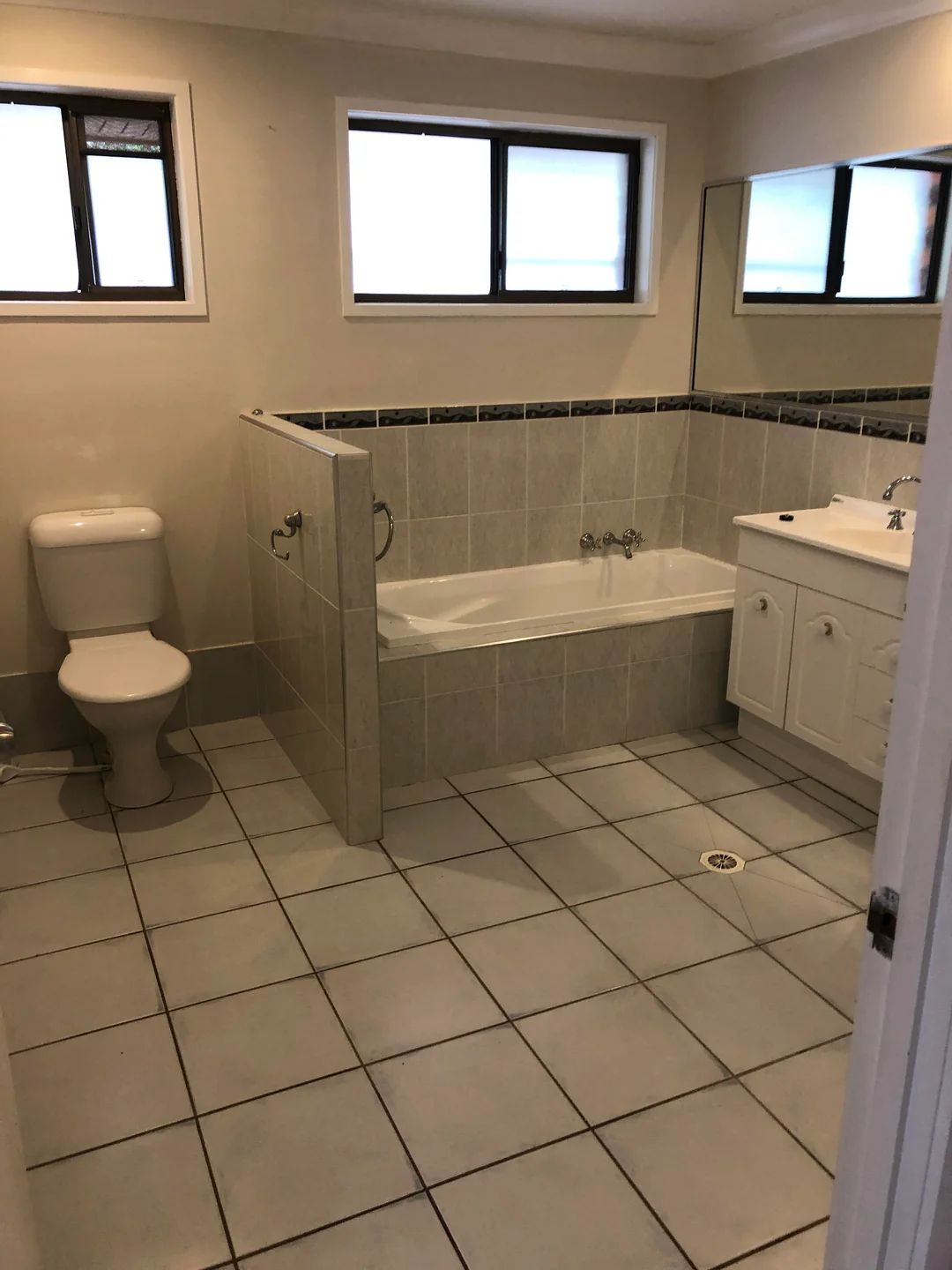 Bathroom before renovation 1