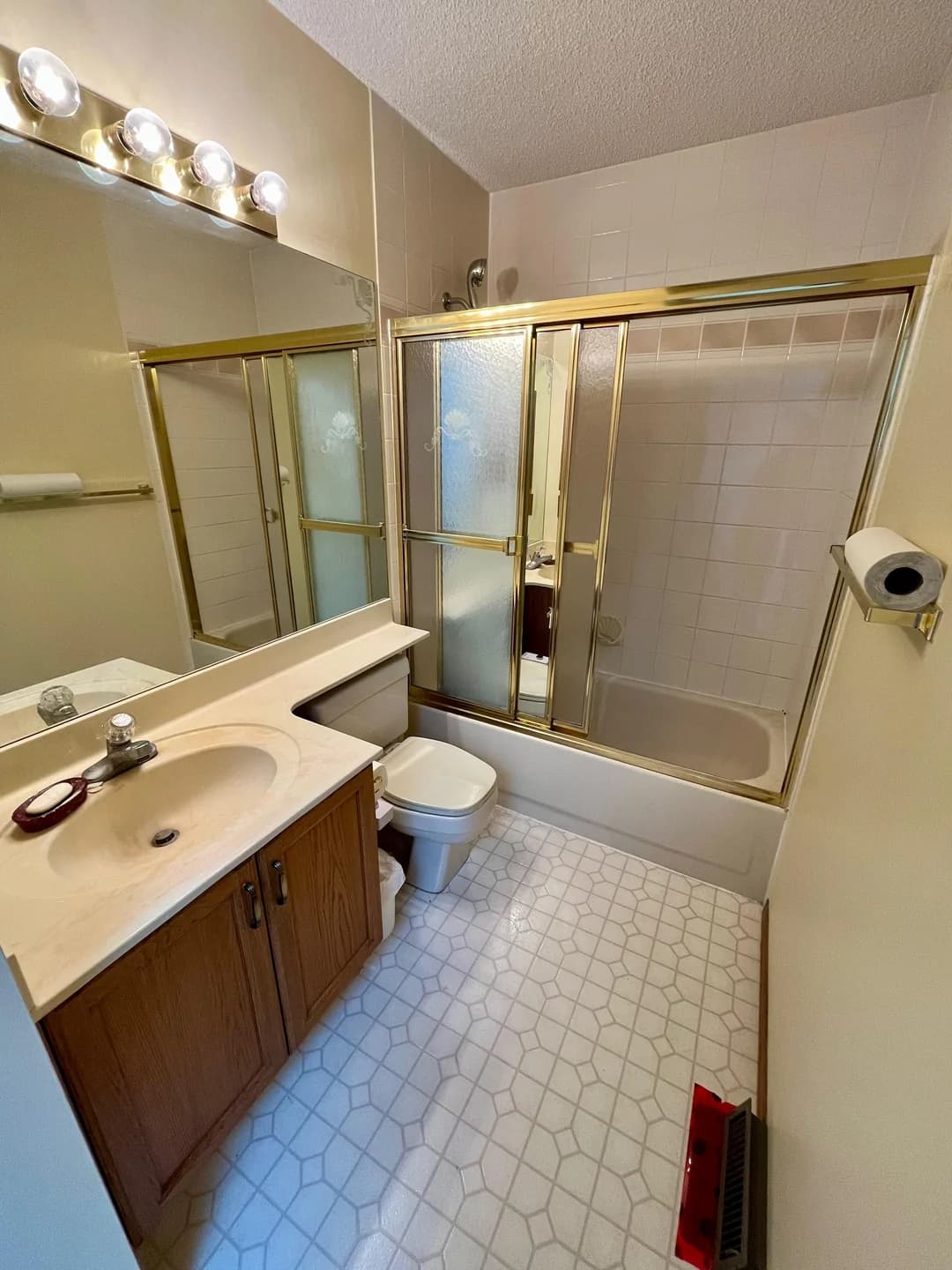 Bathroom before renovation 3