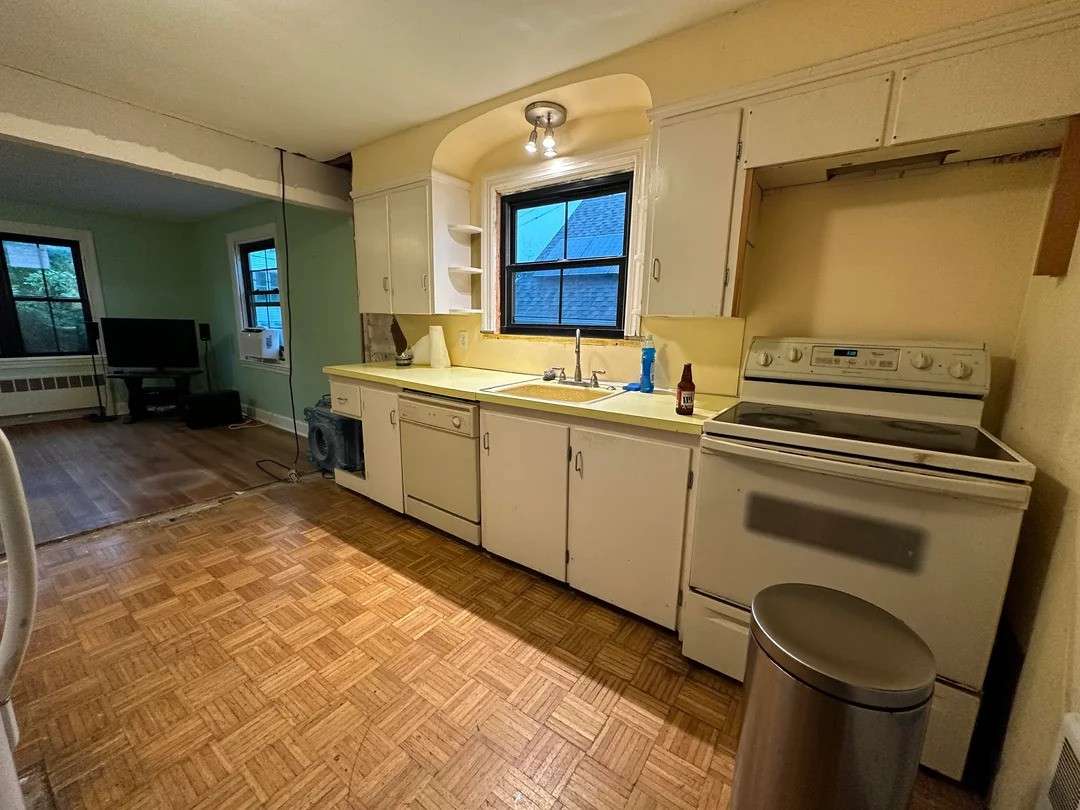 Kitchen before renovation 1