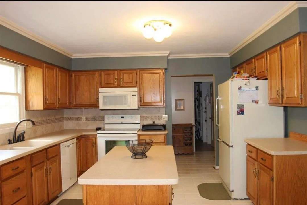 Kitchen before renovation 2