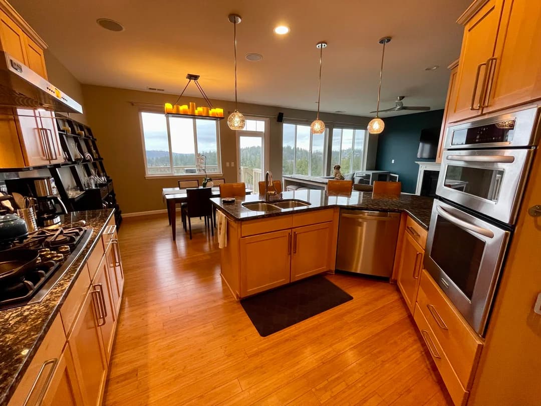 Kitchen before renovation 3
